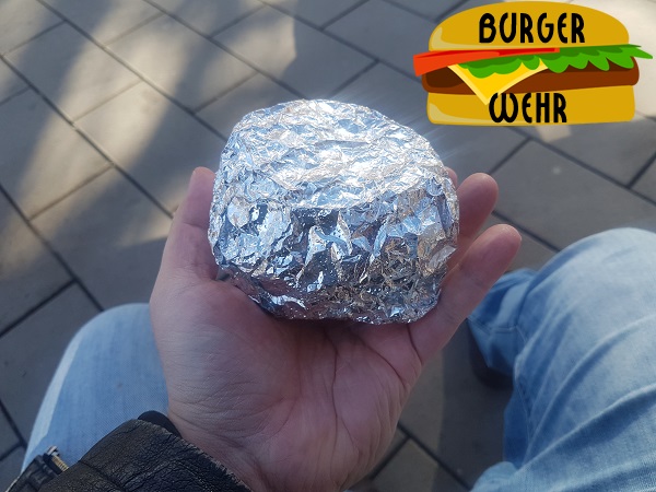 Hamburger eingewickelt in Alufolie