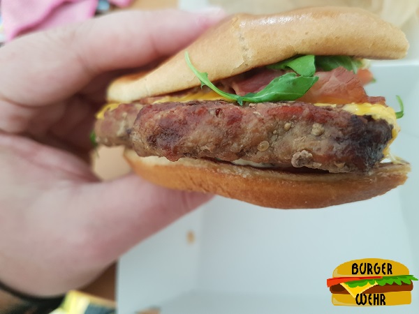 Cheeseburger mit besonders dickem Fleisch im Seitenprofil