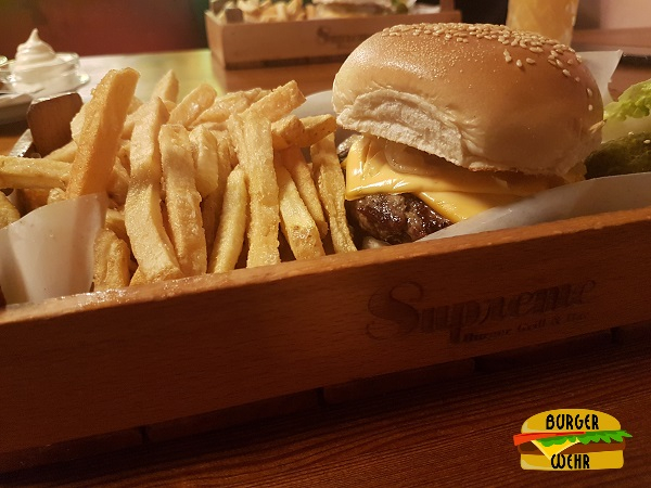 Onion Cheeseburger im Supreme Burger mit Pommes